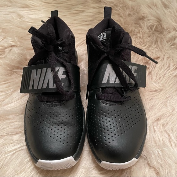 Boys Nike Team Hustle Basketball Shoes - Picture 1 of 3